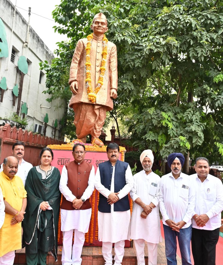 मुख्यमंत्री श्री विष्णुदेव साय ने राष्ट्रपिता महात्मा गांधी और पूर्व प्रधानमंत्री श्री लाल बहादुर शास्त्री की प्रतिमा पर किया माल्यार्पण